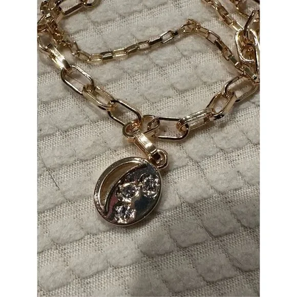 Elegant Gold and Silver Chain Bracelet - Picture 3 of 4